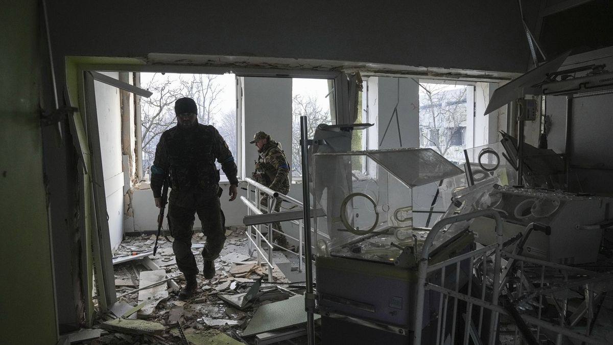 Ruský útok na nemocnici v Mariupolu: Zemřeli tři lidé včetně malé holčičky